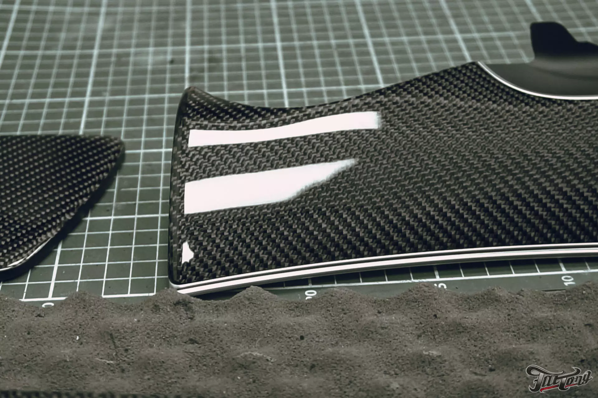 Mercedes AMG GT. Ламинация элементов салона карбоном (процесс)
